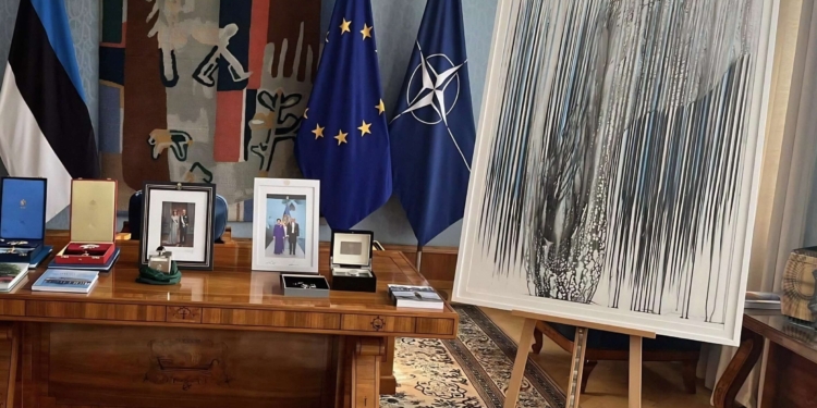 The President of Estonia gifted a drawing by Jaanika Peerna to the King of Sweden