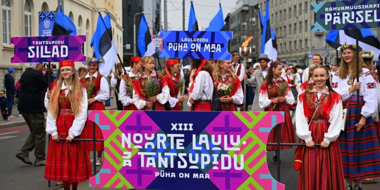 Noorte laulu- ja tantsupeol osales 14 kollektiivi välismaalt